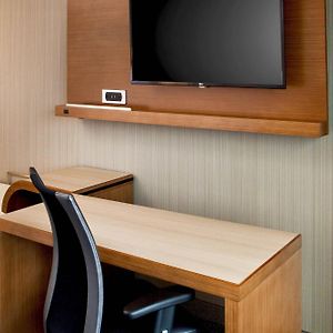 Deluxe Queen Suite